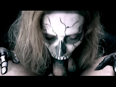 ❤️ Demoniczna dziewczyna ssąca kutasa swoimi czarnymi ustami i połykająca spermę. Anal porn at us